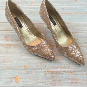 White House Black Market Raquelle
Champagne Gold Sequin Leather Sole 8M